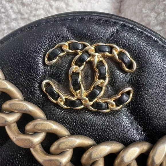 SOLD✅CHANEL Black and Gold Mini Quilted Bag - Picture 3 of 8